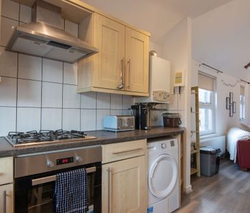 Cosy flat on vibrant Crwys Road - Photo 5