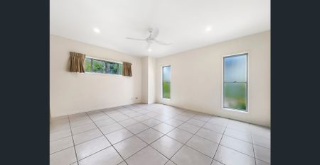 House-Sized Duplex Villa - Moments to Beach and Cafes! - Photo 2