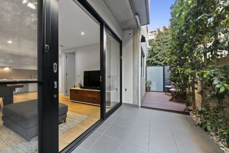 Spacious light filled courtyard! - Photo 3