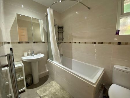 4 bedroom detached bungalow to rent - Photo 2