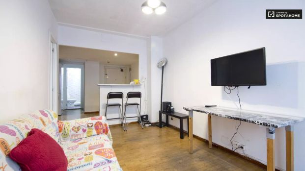 Single Bed in Rooms for rent in 6-bedroom apartment in Chueca - Photo 1