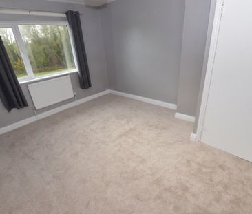 3 Bedroom Semi-Detached House - Photo 2