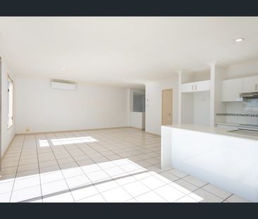 Spacious Modern Townhouse - A Must to View - Photo 2