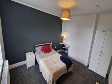 1 bedroom in a house share to rent - Photo 2