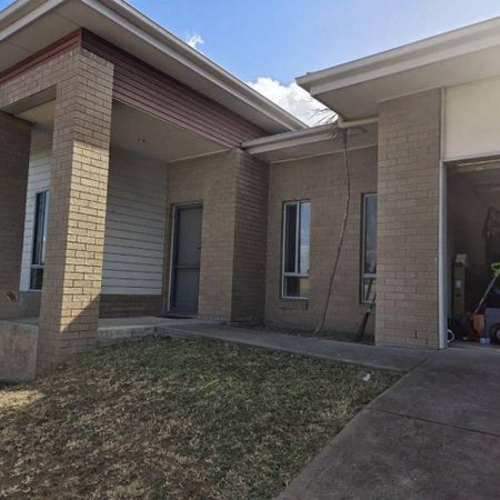 FOUR (4x) BEDROOM BRICK-VENEER HOME WITH DOUBLE GARAGE. AN LOVELY RURAL VIEWS. HAS ENSUITE AND COVERED OUTDOOR AREA - Photo 4