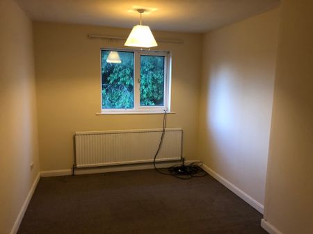 Available Lovely 3 Bedroom House Queens Park - Photo 4