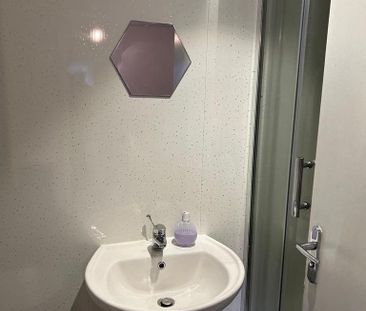 1 bedroom in a house share to rent - Photo 6