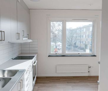 Om bostaden - Välkommen till en nyrenoverad lägenhet på Sloalyckan.... - Photo 3