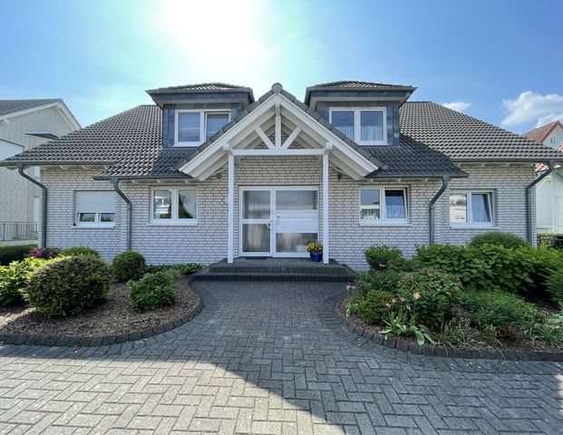 Sehr gepflegt, mit Balkon und Carport! 3-Zimmer-Mietwohnung im 1. Obergeschoss - Photo 1