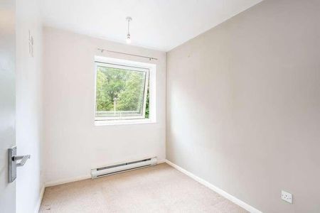 Kestrel Court, SG12 - Photo 4