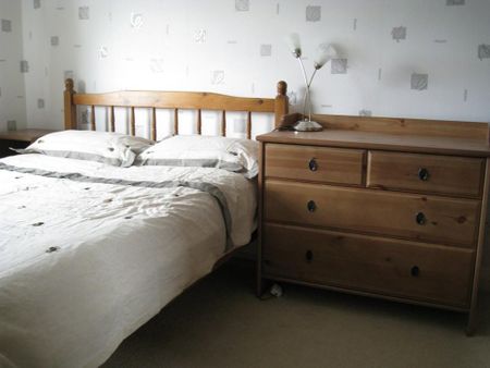 1 bedroom in a flat share to rent - Photo 2