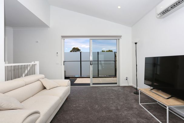 2/116 Southern Road, Heidelberg West VIC 3081 - Photo 1
