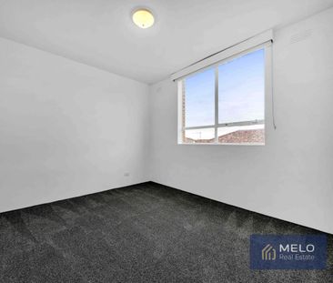 LIGHT-FILLED APARTMENT - Photo 2