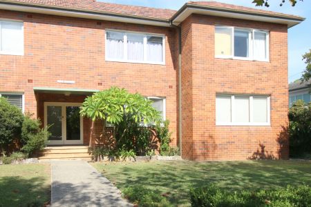 Two-Bedroom Convenient Apartment Moments from Chatswood CBD - Photo 5