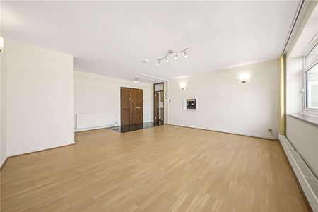 A well-proportioned fifth floor apartment set on the edge of Regent’s Park - Photo 2