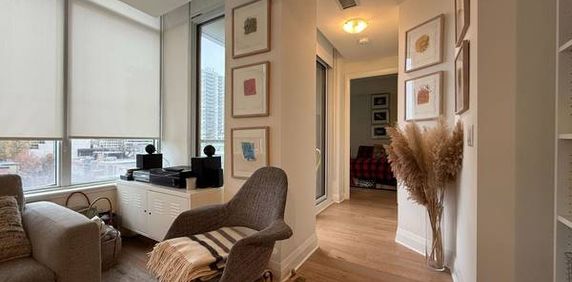 Luxurious feel heart of yorkville + den! - Photo 2