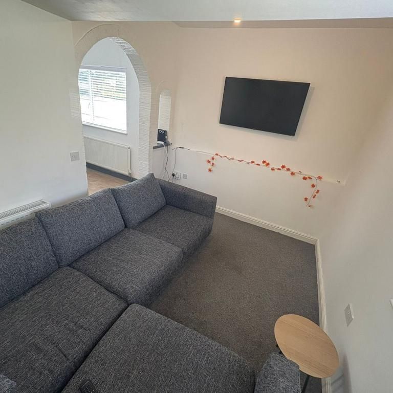 1 bedroom in a house share to rent - Photo 1