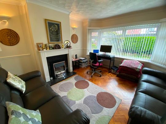 £1,800 PCM, Spacious Furnished Four Bedroom Semi-Detached House with Off-Road Parking and Enclosed Garden in Hampton Court Road, Penylan, Cardiff, CF23 9DH - Photo 1