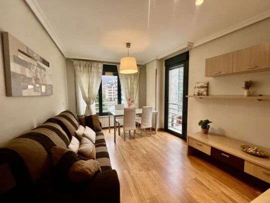 Alquiler de piso en Calle Alfonso III el Magno - Photo 1