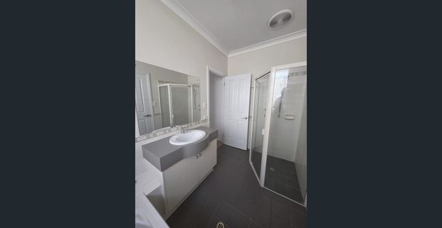 Don't miss this well presented 3 bedroom home located in a great area, close to everything you need! - Photo 1