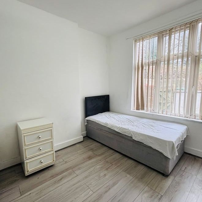 2 Bed Flat, Ash Tree Road, M8 - Photo 1