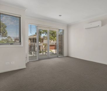 Low maintenance and modern, everything you've ever wanted! - Photo 5