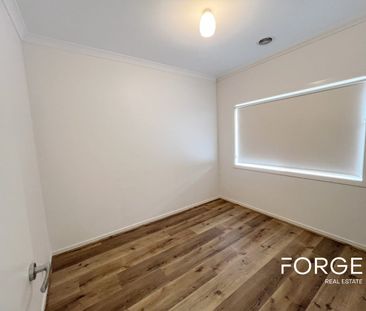 Sophisticated Family Living in a Prime Point Cook Pocket - Photo 4