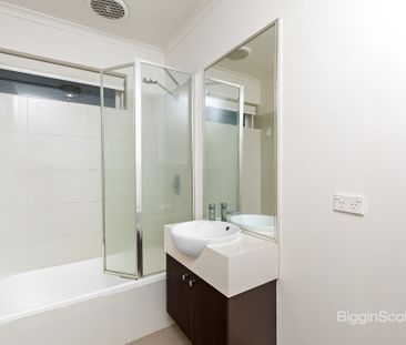 COMFORT & CONVENIENCE IN TRENDY RICHMOND LOCALE - Photo 4