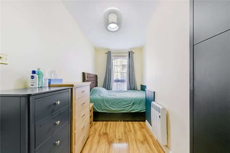 Situated in Frobisher House the property has recently been refurbished to a high specification. - Photo 3