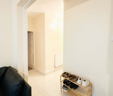 Room in a Shared Flat, Gated, SE16 - Photo 1