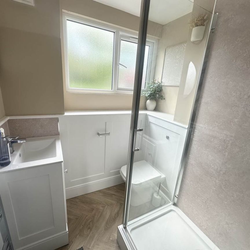 Stonecliffe Lawn (Room 4), Farnley, Leeds - Photo 1