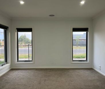 Stylish Family Living with Stunning Views - Photo 1