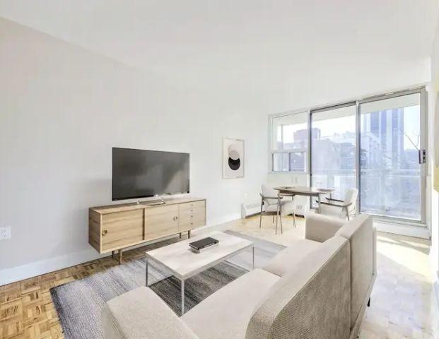 Blinkbonnie | 136 Bay Street South, Hamilton - Photo 1