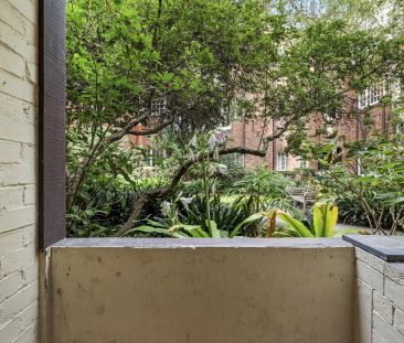 Beautifully Updated Oversized One-Bedroom with Courtyard - Photo 4