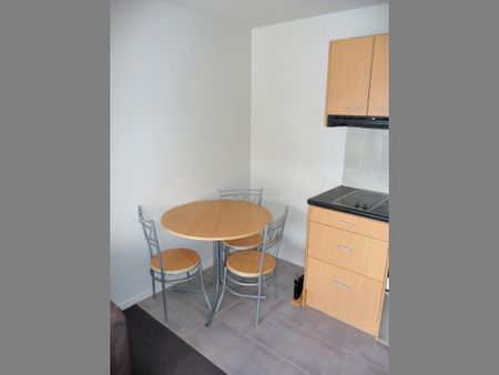 Large bedroom in 4 bedroom shared apartment. - Photo 4