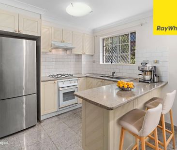 TWO BEDROOM APARTMENT WITH LOCK-UP GARAGE IN CONVENIENT LOCATION - Photo 4