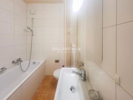 Located in a quiet residential area of Lausanne, this apartment is ideally located to combine comfort and practicality. Just a 5-minute walk from the CHUV, 2 minutes from the bus stop of the Lausanne Transport (TL) line 6 and 5 minutes from the Sallaz metro stop (line M2), you will be quickly connected to the main amenities of the city. Access to the Vennes motorway entrance is only a 5-minute drive away, making it easy to travel to other neighborhoods and beyond. The neighborhood is also very well served with nearby shops, including a Coop and a Migros, for your daily shopping. The building is surrounded by green spaces, offering a pleasant and relaxing living environment. Perfect for nature lovers. - Photo 5