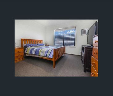 Modern Two-Bedroom Townhouse with Park Views and Prime Location - Photo 2