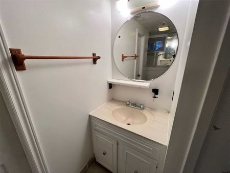 For Lease - 102 Billington Crescent, Toronto, Ontario - Photo 3