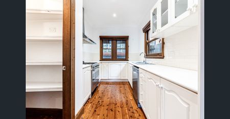 Charming Two-Bedroom Cottage with Leafy Outlook - Photo 3