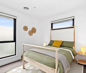 Stylish Two-Bedroom Townhouse in a Superb Location - Photo 5