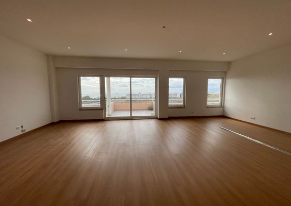Apartamento T3 com estacionamento e vista de mar em Santo Amaro de Oeiras