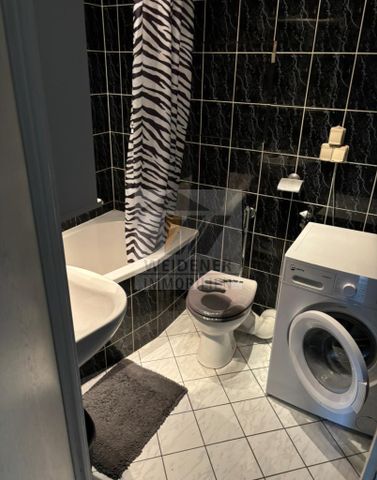 Eine Top Aussicht gibt es gratis dazu! 3 Raum Wohnung mit Balkon und Einbauküche. - Photo 2