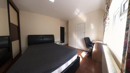 5 bedroom detached house to rent - Photo 3