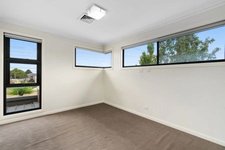 Four-Bedroom House in Convenient Location - Photo 5