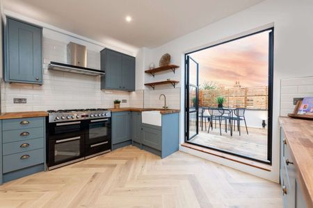 An immaculately presented two bedroom flat with a large private terrace located on the quiet residential Moring Road. - Photo 4