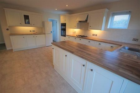 4 bedroom detached house to rent - Photo 5