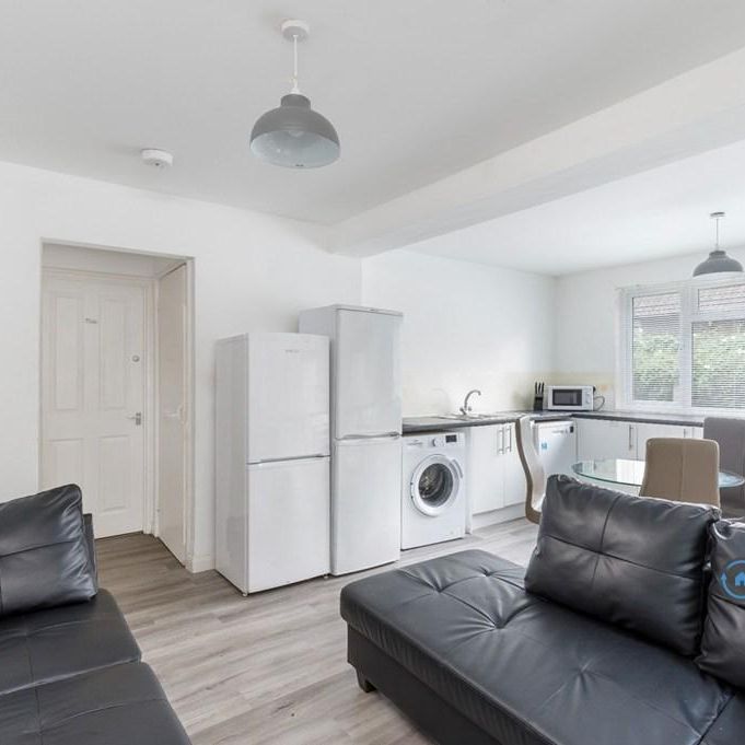 6 bedroom semi-detached house to rent - Photo 1