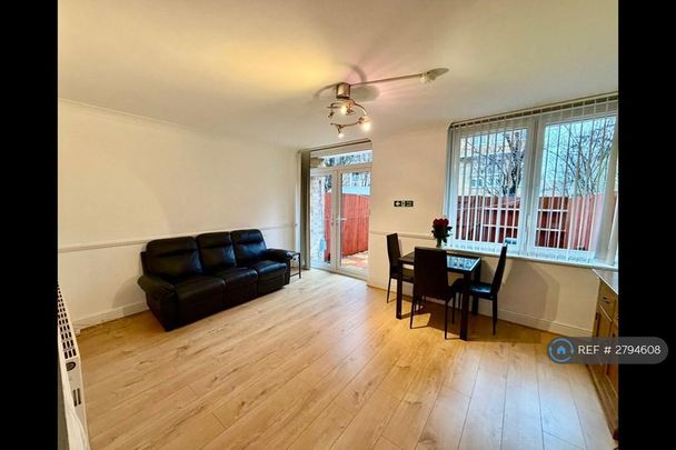1 bedroom in a flat share to rent - Photo 1