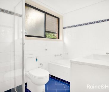 Spacious Townhouse - Photo 3